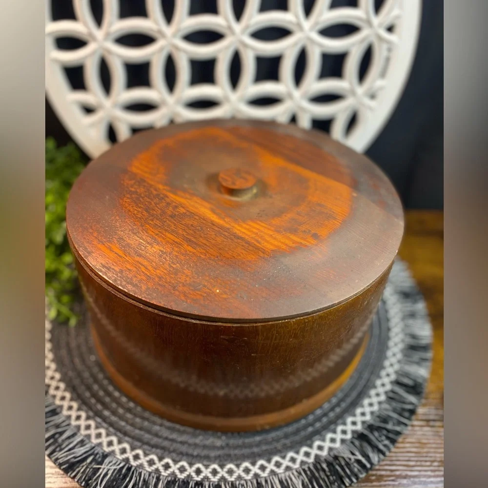 Vintage Round Lidded Wood Box‎